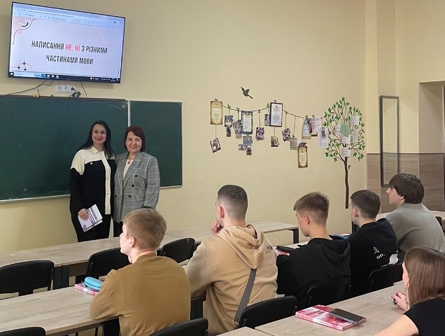  Бабій І. М. подарувала бібліотеці школи авторські словники